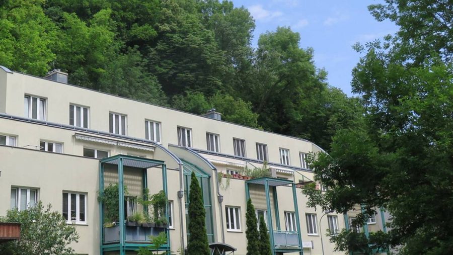 Mehrfamilienhaus in naturreicher Umgebung mit Balkonen, ideal für Wohnen in Wien.