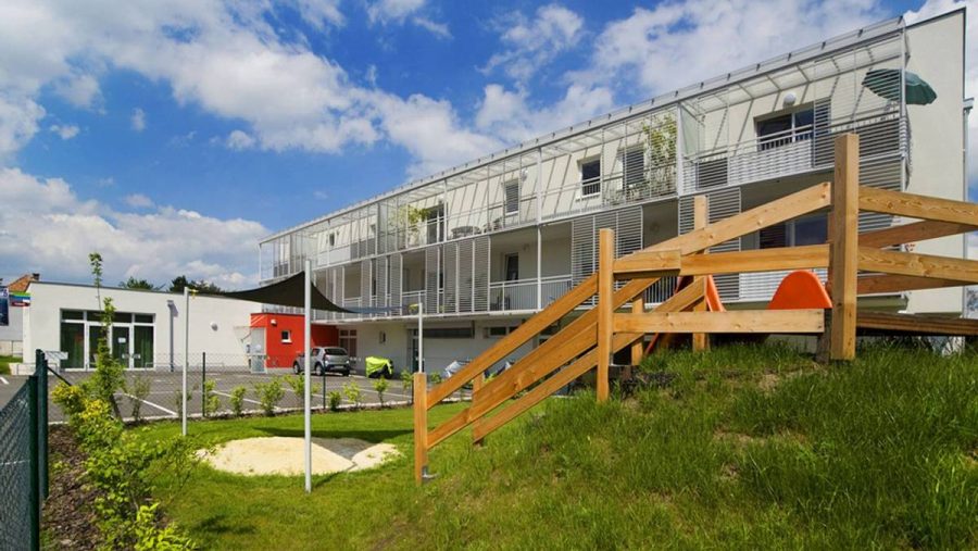 Modernes Mehrfamilienhaus mit Balkon, gepflegter Garten, Immobilienangebot Wien.