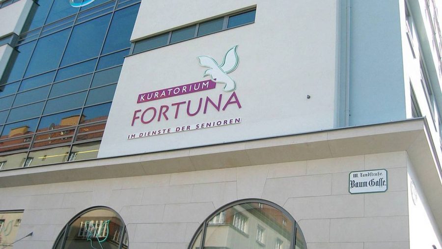 Moderne Fassade eines Seniorenwohnheims in Wien mit Glasfront.