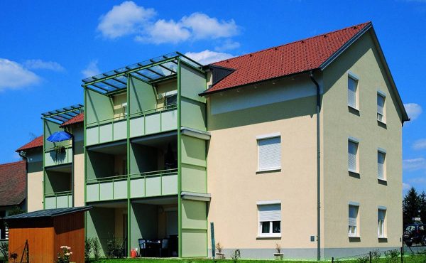 Mehrfamilienhaus mit Balkonen, Garten und Carport. Ideal für Familienwohnung.