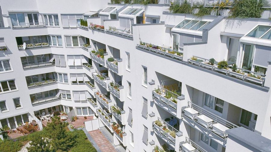 Moderner Wohnkomplex in Wien mit schönen Balkonen und begrünten Innenhöfen für entspannte Wohnatmosphäre.
