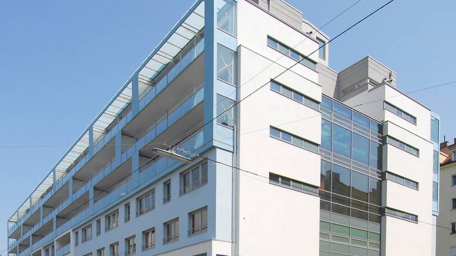 Moderne Wohnanlage in Wien mit großzügigen Balkonen und lichtdurchfluteten Fassaden. Ideal für Wohnung kaufen.
