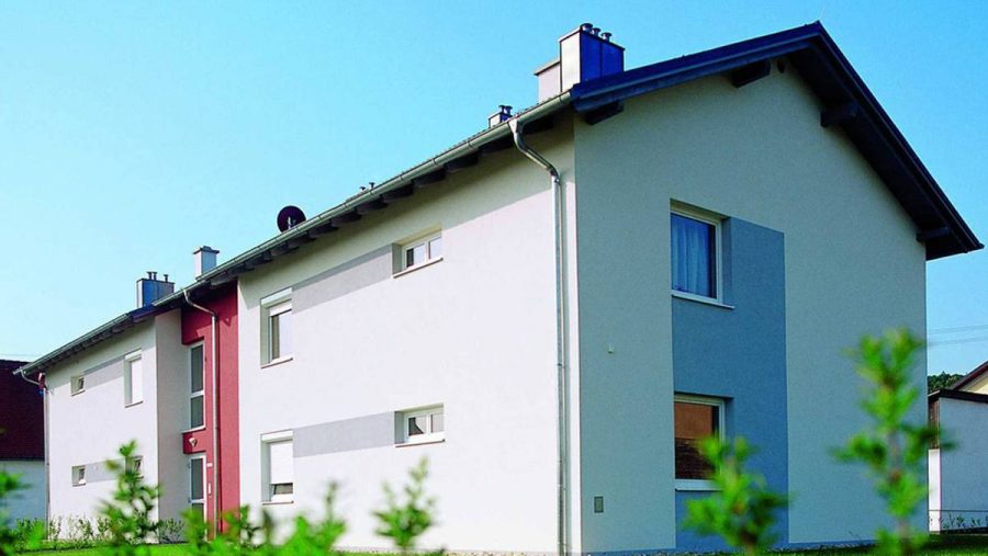 Modernes Doppelhaus mit Garten in ruhiger Wohnlage. Immobilienangebot.