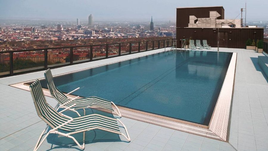Dachterrasse mit Pool und Liegen, ideal für Luxusimmobilien in Wien.