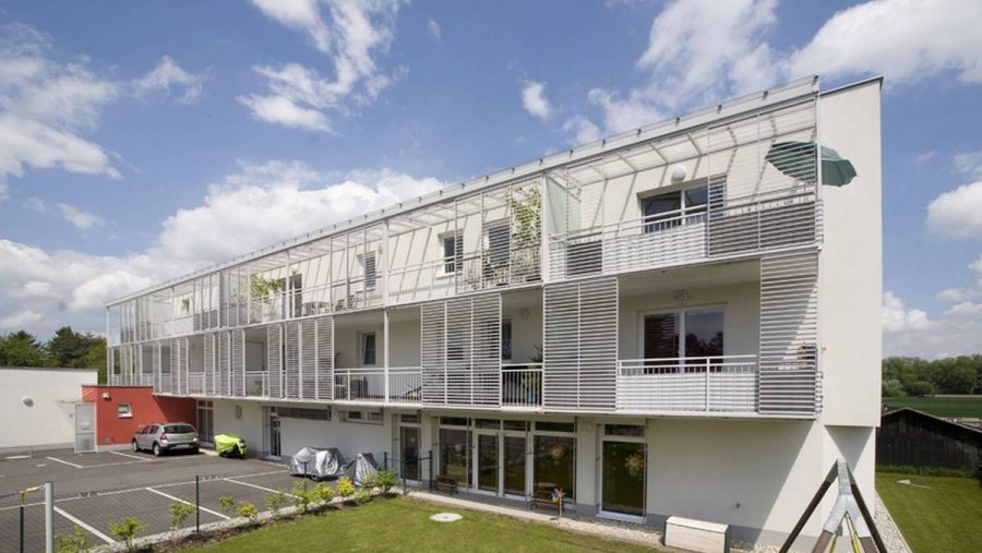 Moderne Wohnung mit Balkon in ruhiger Lage, ideal für Immobilieninteressierte in Wien. Haus mit Garten und Stellplätzen.