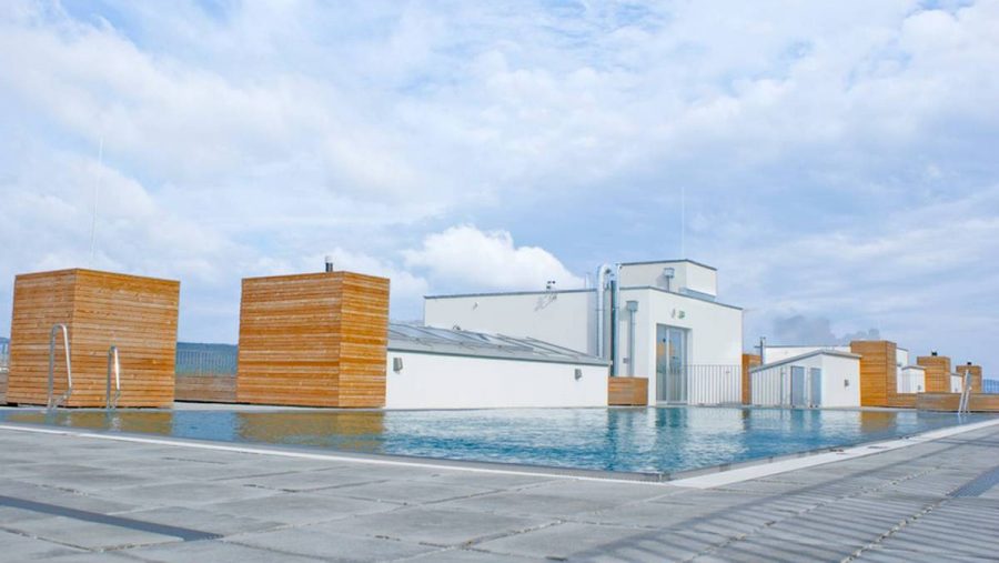 Moderne Dachterrasse mit Pool und Holzverkleidungen, ideal für Luxuswohnungen in Wien.