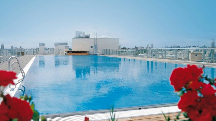 Dachterrassenpool mit Blick auf die Stadt, ideal für entspannte Nachmittage in einer Wohnimmobilie in Wien.
