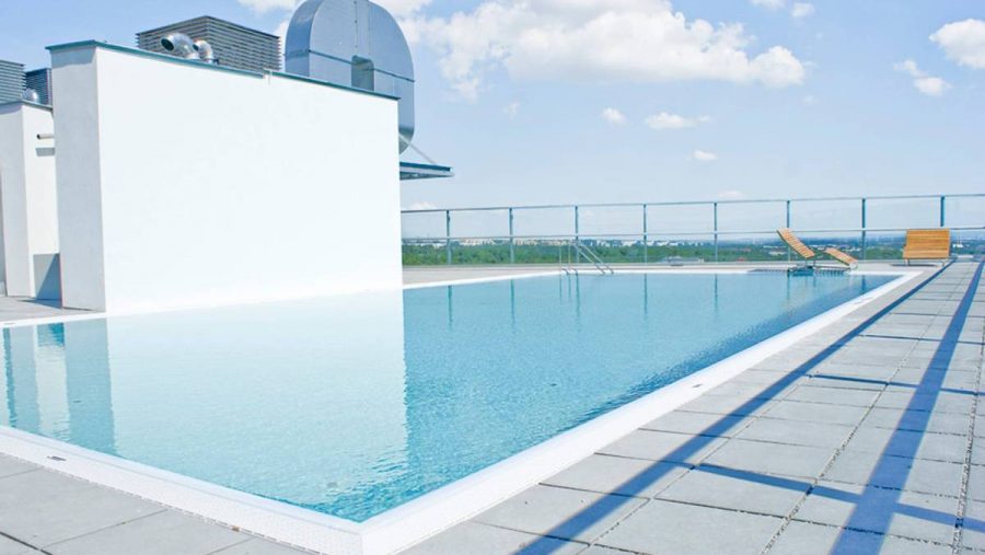 Moderne Dachterrasse mit Pool und Liegen, ideal für Immobilien in Wien.
