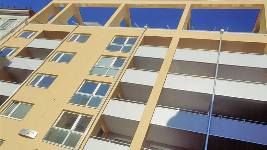 Moderne Wohnanlage mit Balkon in Wien, ideal für Wohnungskäufer und Investoren. Helle Fassade und gute Lage.