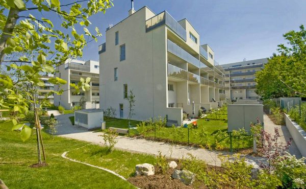 Moderne Wohnanlage mit Garten und Balkonen in ruhiger Lage, ideal für Immobilieninteressierte in Wien.