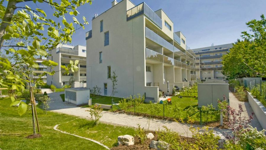 Moderne Wohnanlage mit Garten und Balkonen in ruhiger Lage, ideal für Immobilieninteressierte in Wien.