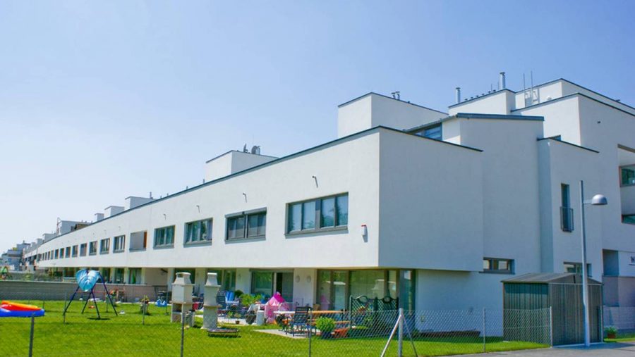 Moderne Wohnanlage mit Spielplatz und Grünfläche in Wien. Ideal für Familien.