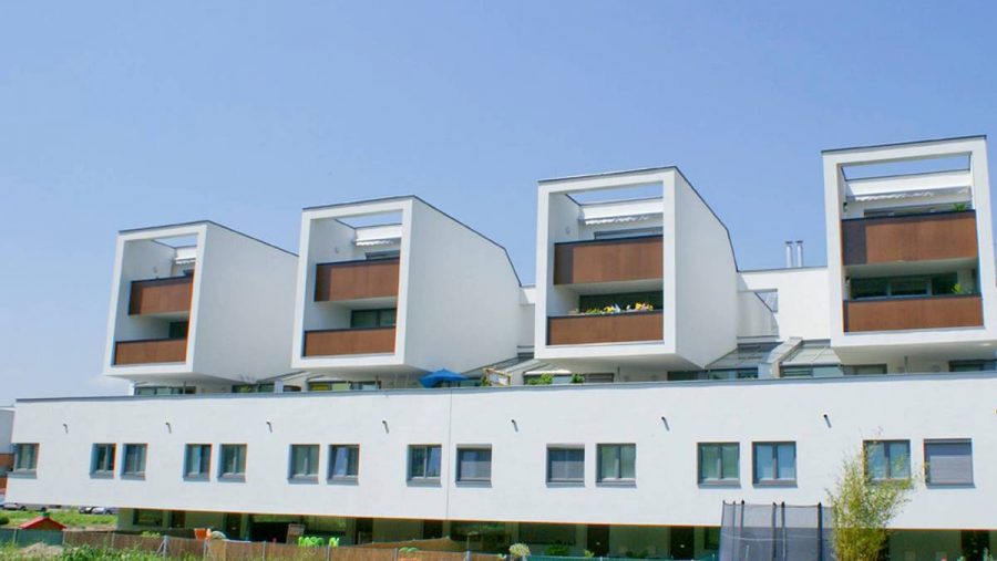 Modernes Mehrfamilienhaus mit Balkonen in ruhiger Wohnlage. Ideal für Familien, jetzt Wohnung kaufen.