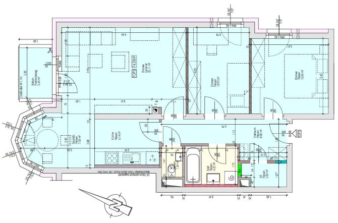 Grundriss einer Wohnung mit detaillierten Raummaßen und Türenanordnung in Blau gezeichnet.