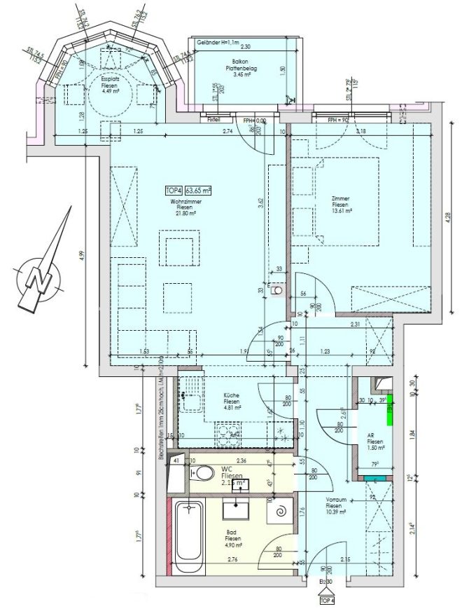 Grundriss einer Wohnung mit mehreren Räumen, inklusive Bad, Küche und Balkon, illustriert mit Maßangaben.
