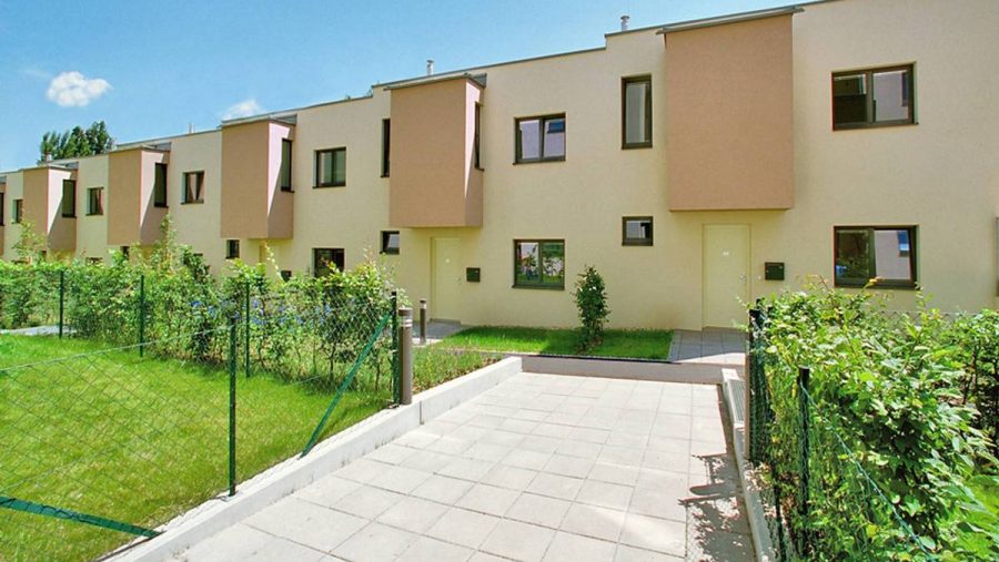 Moderne Reihenhäuser mit Garten in einer ruhigen Lage, ideal für Immobilienkäufer in Wien.
