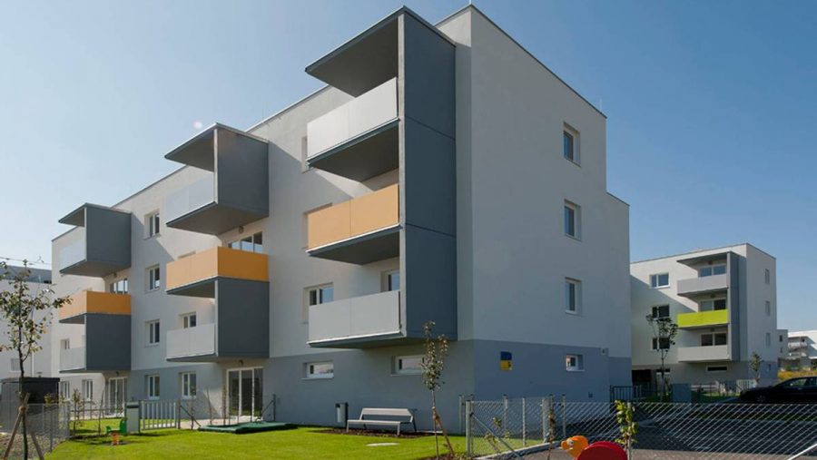 Moderne Wohnanlage mit Balkonen und grünem Garten in Wien. Ideal für Wohnung kaufen oder mieten.