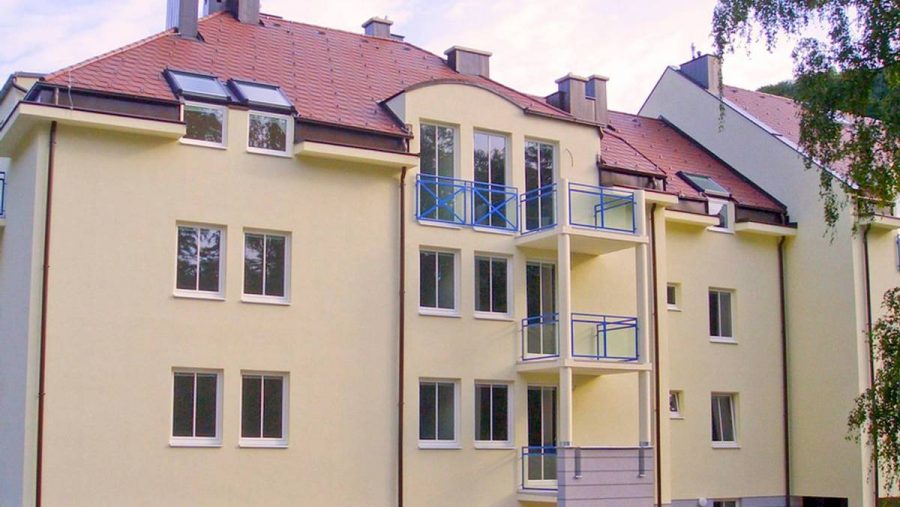 Mehrfamilienhaus mit Balkonen, moderne Architektur, ideal zum Wohnung kaufen.