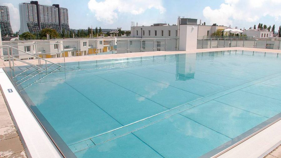 Schwimmbad auf dem Dach einer modernen Wohnanlage in Wien zum Entspannen und Erfrischen. Ideal für Wohnungskäufer.