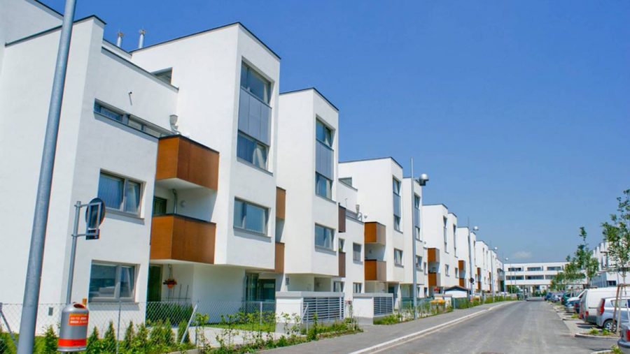 Moderne Reihenhäuser in Wien mit Garten und Stellplätzen in ruhiger Lage. Ideal für Familien, die eine Wohnung kaufen möchten.