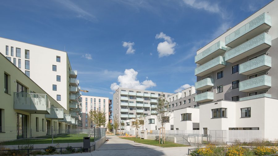 Moderne Wohnanlage mit Balkonen in Wien, Immobilie kaufen.