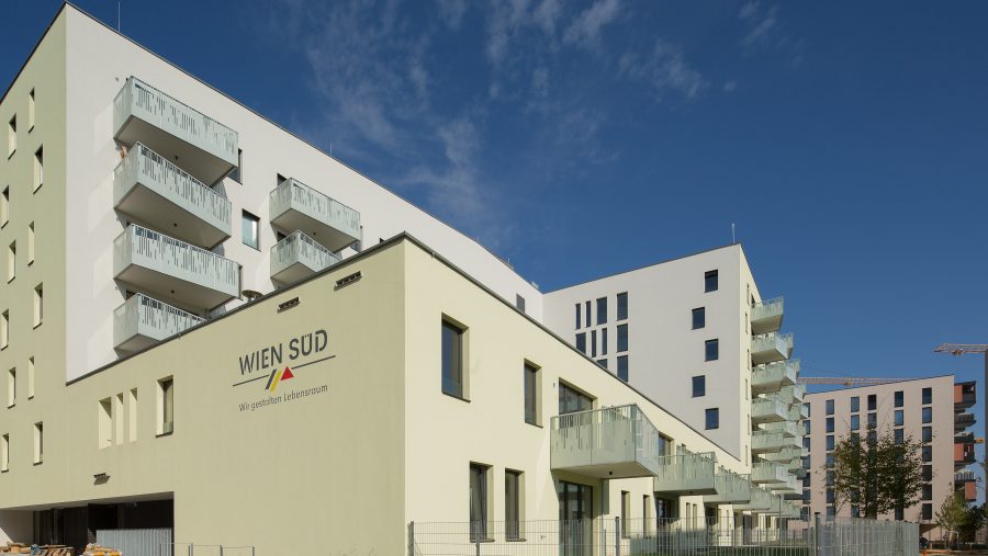 Modernes Wohngebäude in Wien mit Balkonen und Grüngarten, ideal für Wohnungskäufe in attraktiver Lage.