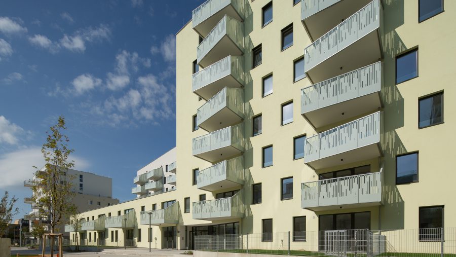 Moderne Wohnanlage mit Balkonen in Wien, ideal für Wohnungskäufer auf der Suche nach urbanem Leben.