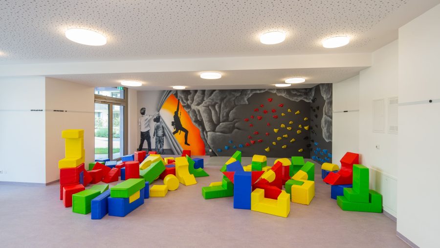 Farbraum mit bunten Schaumstoffblöcken und Kletterwand, ideal für Kinder zum Spielen und Erkunden.
