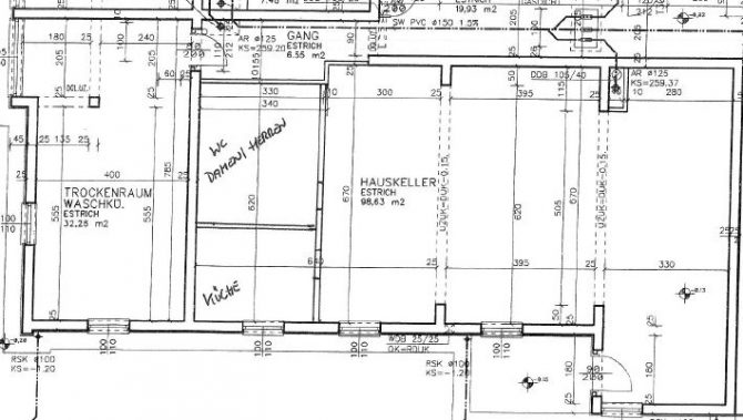 Grundriss eines Kellers mit Waschküche und Kellerraum, detaillierte Skizze mit Maßen und Beschriftungen.