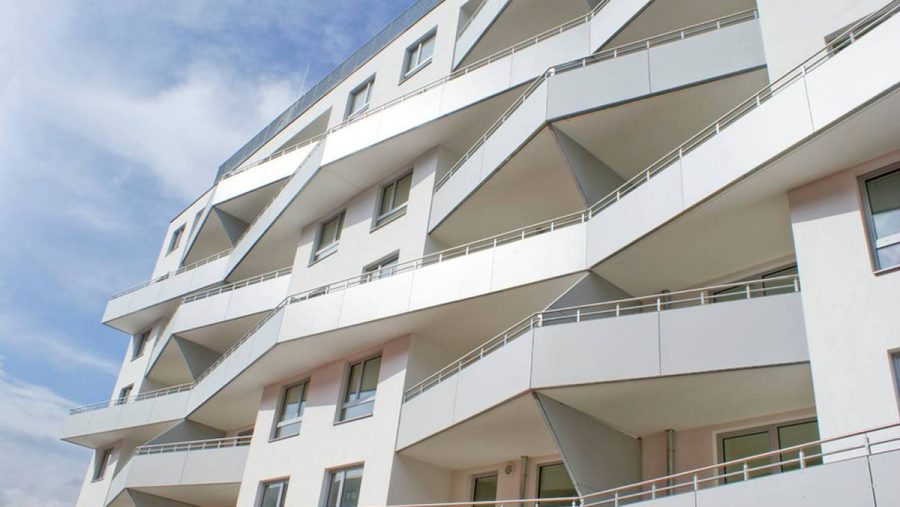 Moderner Wohnkomplex mit Balkon in Wien, ideal für Wohnungskäufer auf der Suche nach einer Immobilie.
