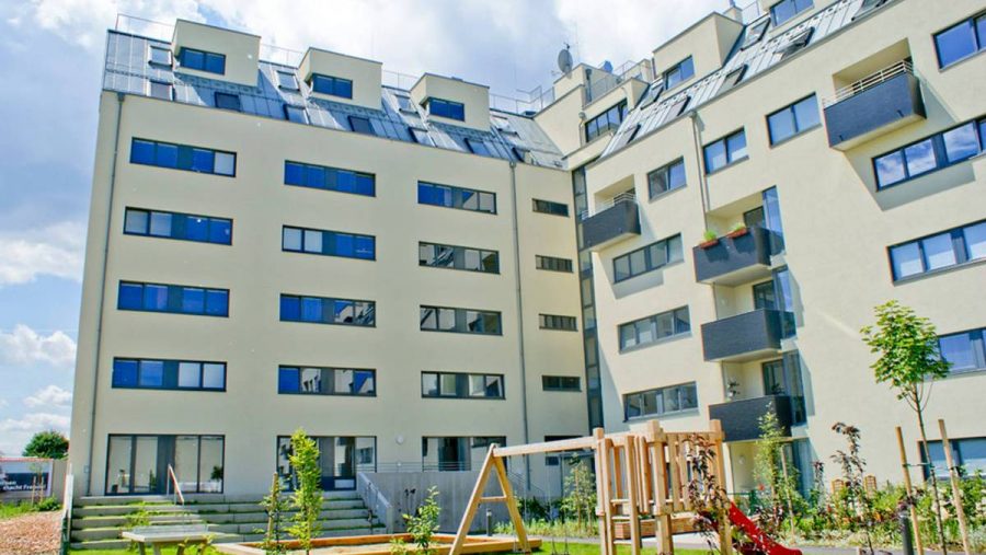 Moderne Wohnanlage in Wien mit Spielplatz und Gartenfläche für Familien. Ideal für Wohnung kaufen oder mieten.