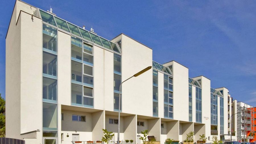 Moderne Wohnanlage in ruhiger Lage, ideal für Wohnung kaufen in Wien. Helle Fassade und große Fensterfronten.
