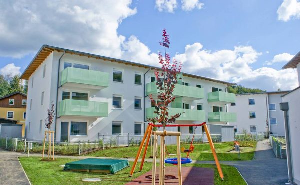 Neues Wohngebäude mit Balkonen und Spielplatz in ruhiger Lage, ideal für Familien in Wien. Wohnung kaufen!