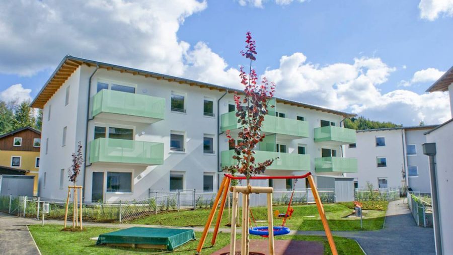Neues Wohngebäude mit Balkonen und Spielplatz in ruhiger Lage, ideal für Familien in Wien. Wohnung kaufen!