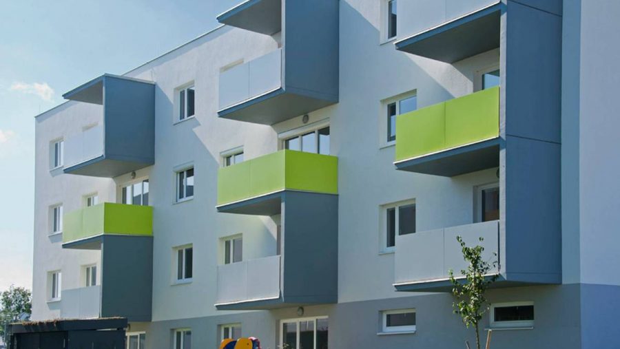 Moderne Wohnungen mit bunten Balkonen in Wien.
