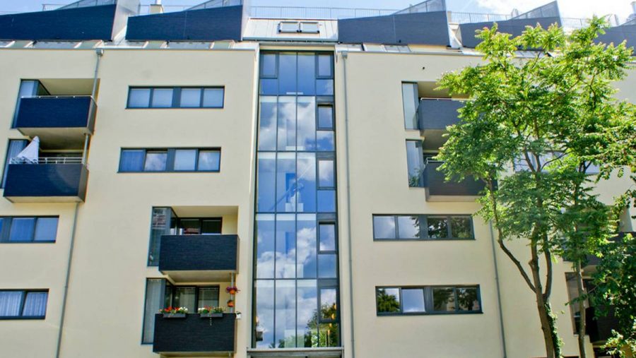 Moderne Wohnanlage in Wien mit Balkonen, ideal für Wohnungskäufer, die Stadtleben und Komfort schätzen.