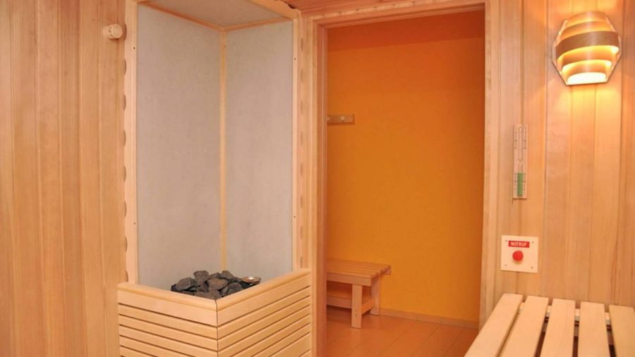 Moderne Sauna mit Holzverkleidung, ideal für Entspannung in einer Immobilie in Wien.
