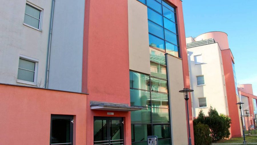 Moderne Wohnanlage in Wien mit großen Fenstern und ansprechender Fassade. Ideal für Wohnung kaufen.