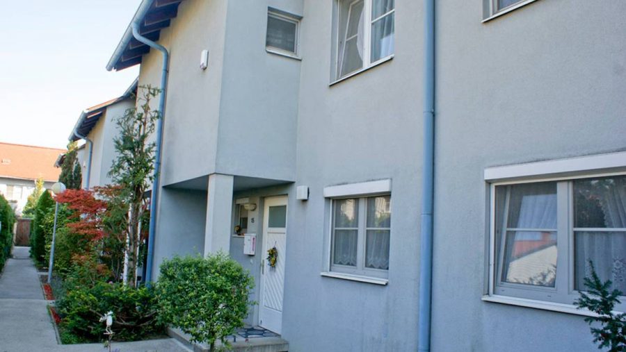 Modernes Mehrfamilienhaus mit gepflegtem Garten in ruhiger Lage, ideal für Immobilieninteressierte in Wien.