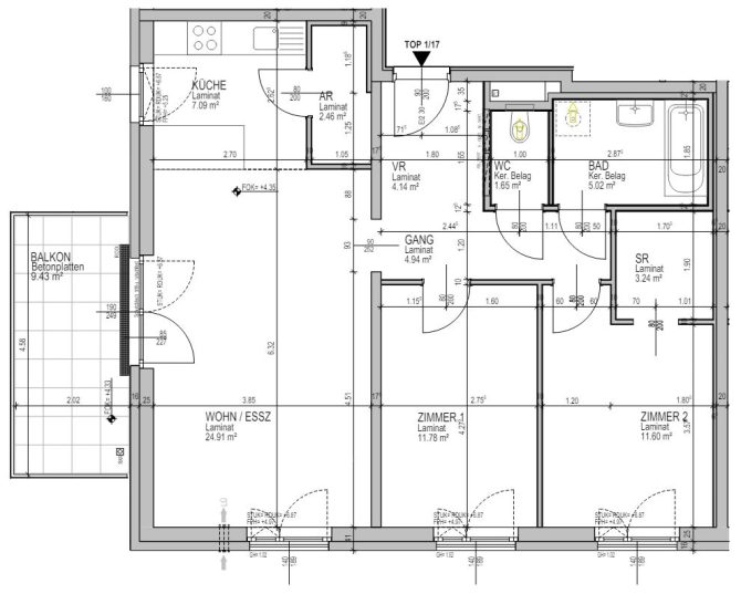 Grundriss einer Wohnung mit Balkon, Küche, Wohnzimmer, Bad, WC und zwei Zimmern. Klar eingezeichnete Maße.