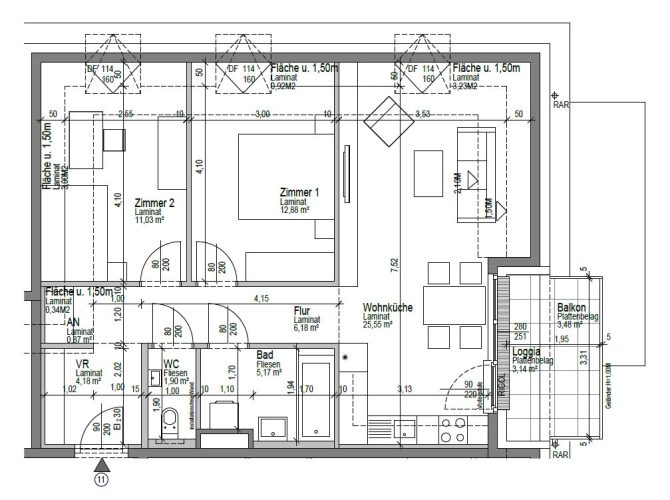 Grundriss einer Wohnung mit zwei Zimmern, Wohnküche, Bad, WC und Balkon. Detaillierte Raumaufteilung und Maße.