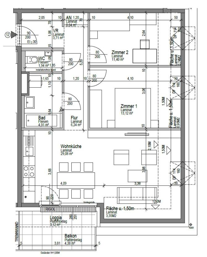 Grundriss einer Wohnung mit mehreren Räumen, einschließlich Wohnküche, Bad, Zimmern und Balkon.