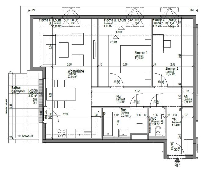 Grundriss einer Wohnung mit Wohnküche, zwei Zimmern, Bad, WC und Balkon in deutscher Beschriftung.