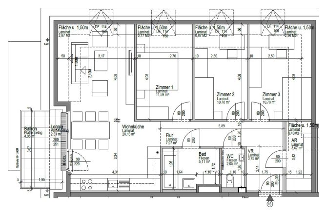 Grundriss einer Wohnung mit mehreren Zimmern, Küche, Bad, WC und Balkon.