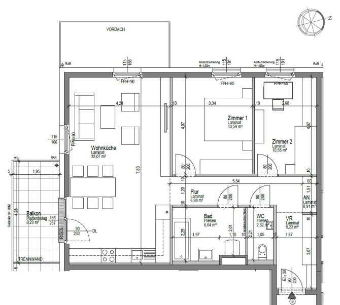 Grundriss einer Wohnung mit Wohnküche, Zimmern, Bad und Balkon, mit Maßen und Beschriftungen in Deutsch.