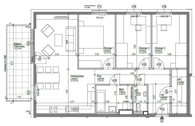 Grundriss einer Wohnung mit Wohnküche, drei Zimmern, Bad, WC und Balkon. Beschriftungen und Maße sind sichtbar.