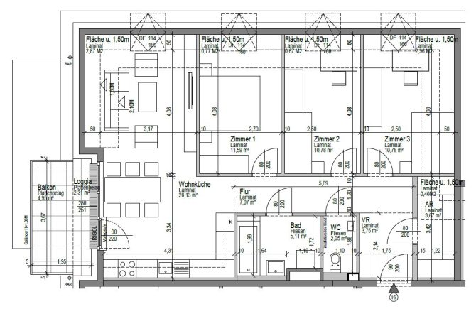 Grundriss einer Wohnung mit drei Zimmern, Wohnküche, Bad, WC, Balkon und Flur in einer architektonischen Zeichnung.