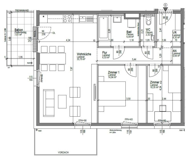 Grundriss einer Wohnung mit Zimmeraufteilung, Wohnküche, Bad, und Balkon in einer Übersicht.
