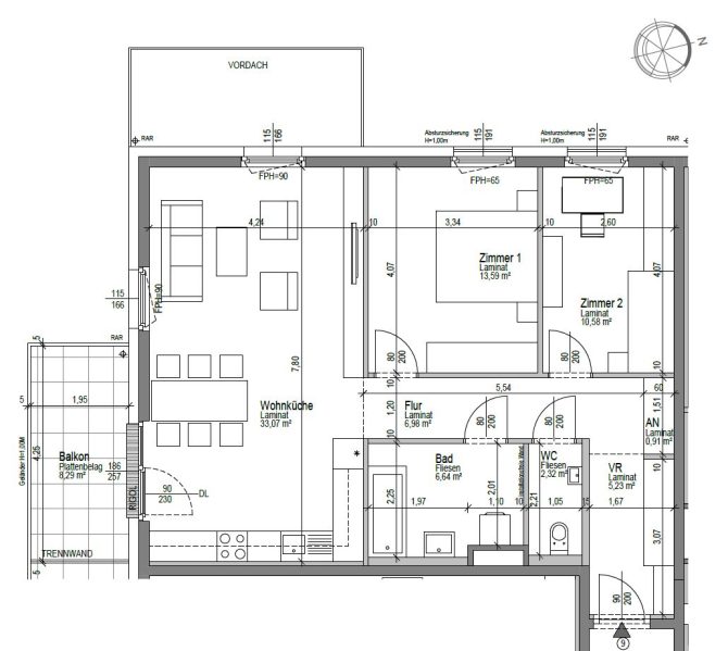 Grundriss einer Wohnung mit Wohnküche, Zimmern, Bad, WC und Balkon auf Deutsch beschriftet.