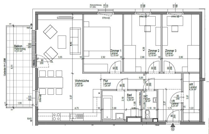 Grundriss einer Wohnung mit drei Zimmern, Wohnküche, Bad, WC und Balkon. Maße und Details sind sichtbar.